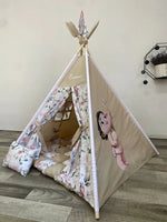 Tenda teepee bambini artigianale stile Vaiana in cotone beige sabbia floreale con uccelli, tappeto e cuscini coordinati
