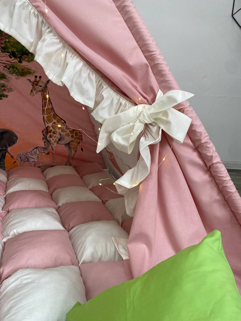 teepee bambini interno tappetto rosa e bianco a scacchi 