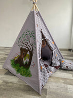 Tenda tipi bambini grigia con orso nella foresta dipinto a mano e alberi con animali