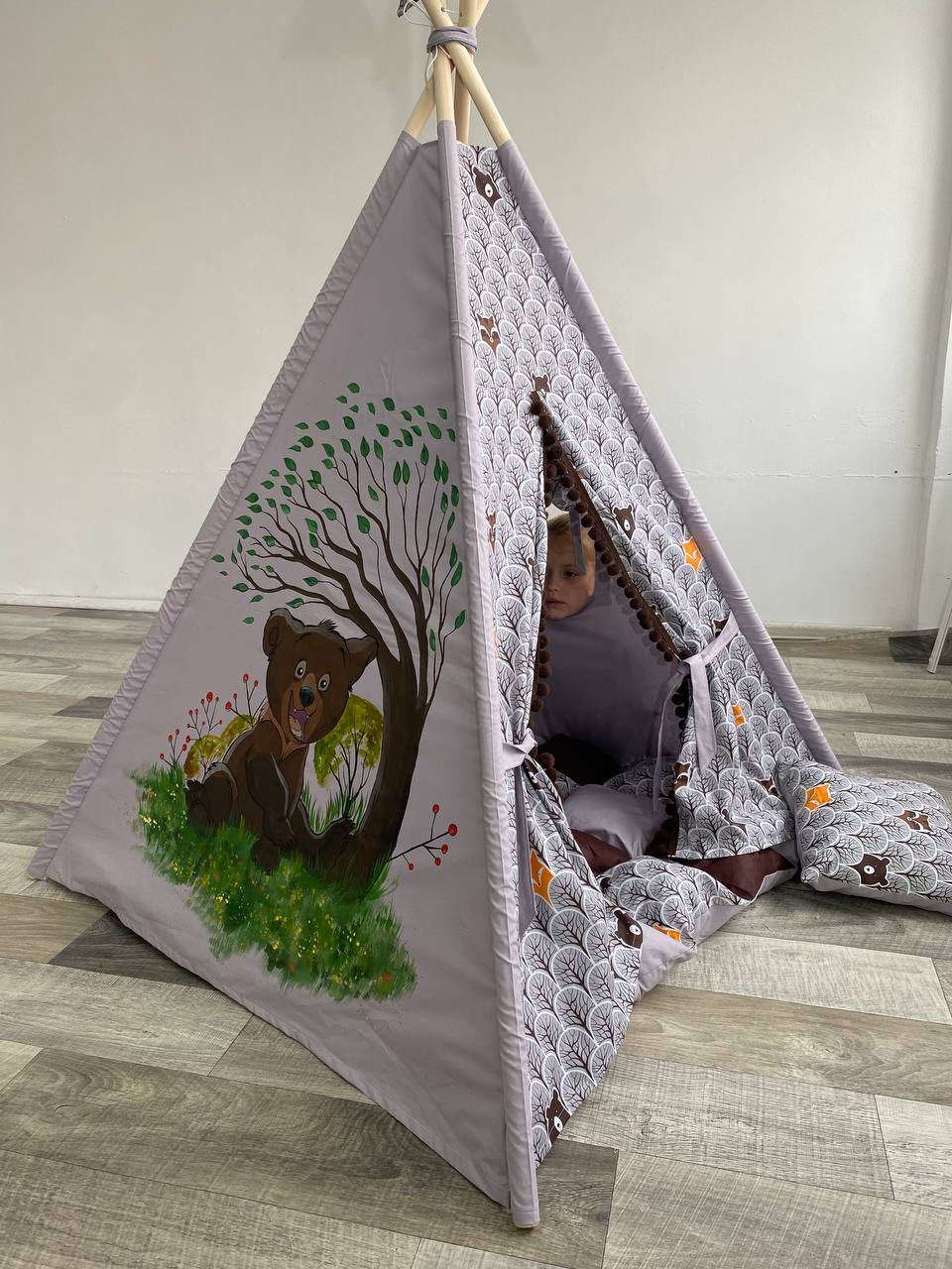 Tenda tipi bambini grigia con orso nella foresta dipinto a mano e alberi con animali