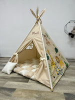 Tenda da gioco a forma di teepee per bambini, tessuto beige avorio dipinte a mano di animali della savana come leoni, elefanti, giraffe e papagallo