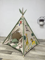 Tenda da gioco a forma di teepee per bambini, tessuto beige con illustrazioni dipinte a mano di animali della savana come leoni, elefanti, giraffe e papagallo