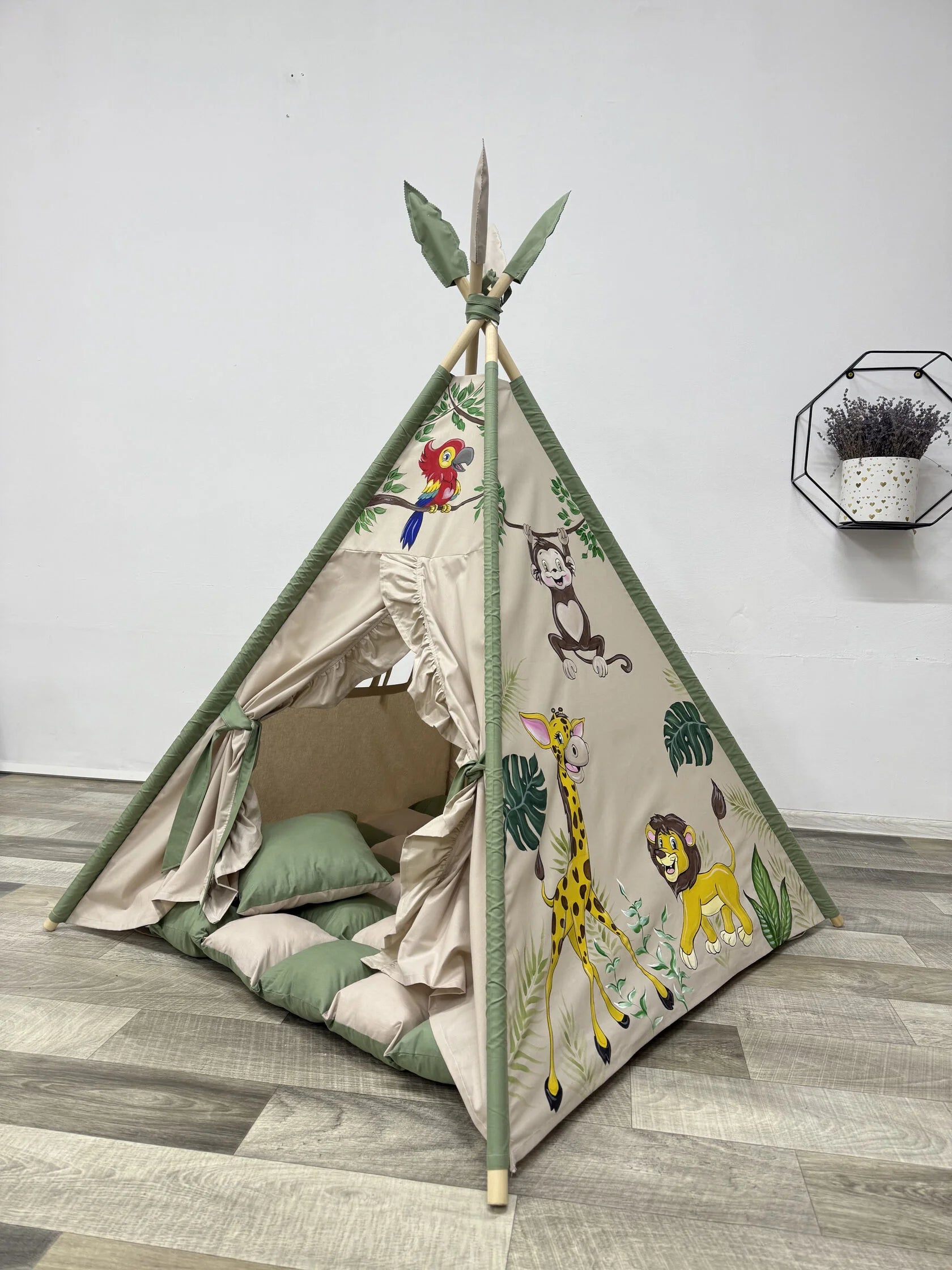 Tenda da gioco a forma di teepee per bambini, tessuto beige con illustrazioni dipinte a mano di animali della savana come leoni, elefanti, giraffe e papagallo