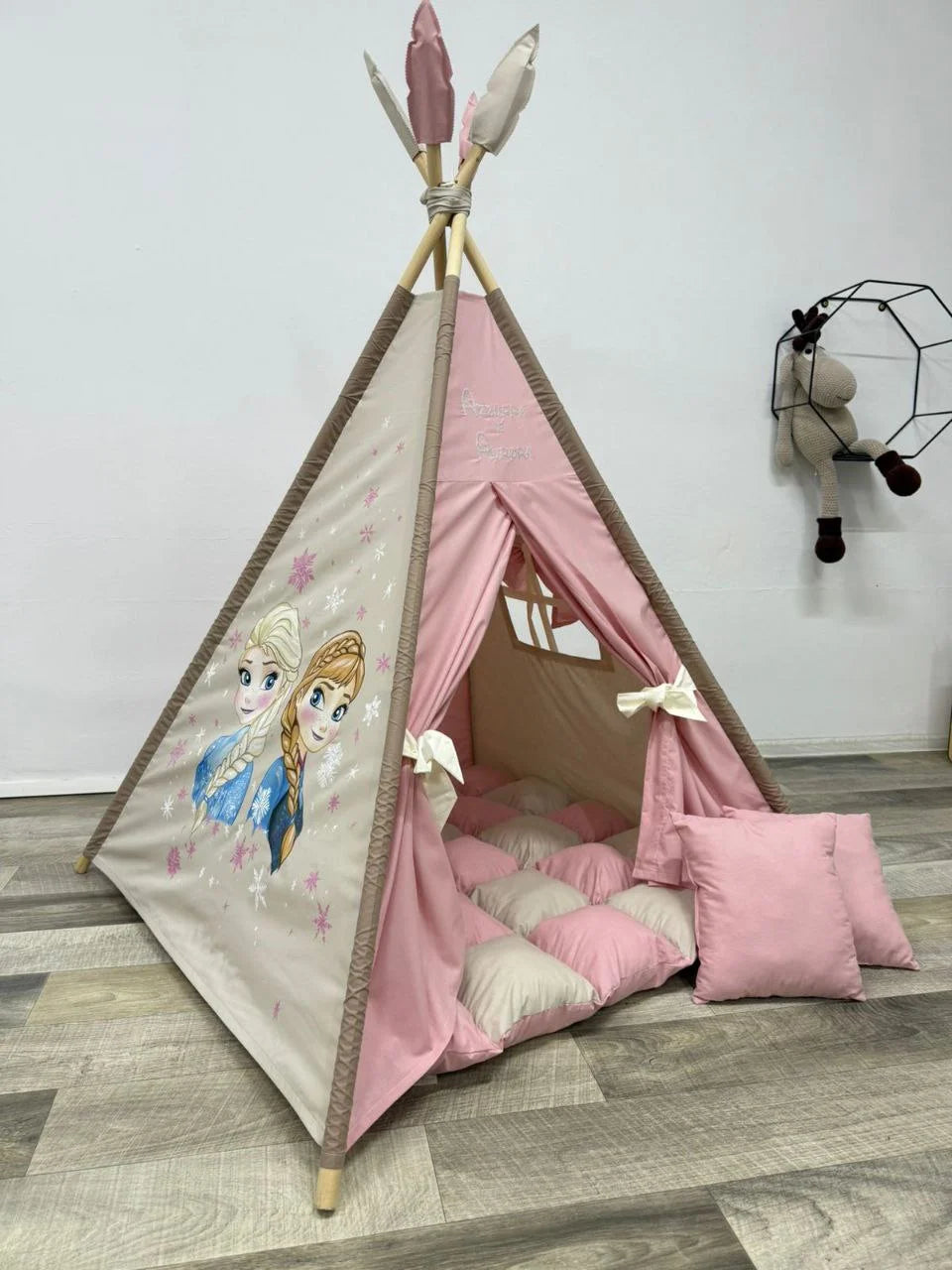 Tenda teepee bambini in cotone rosa antico e tortora dipinta a mano con fiocchi bianchi, cuscini e nome personalizzato