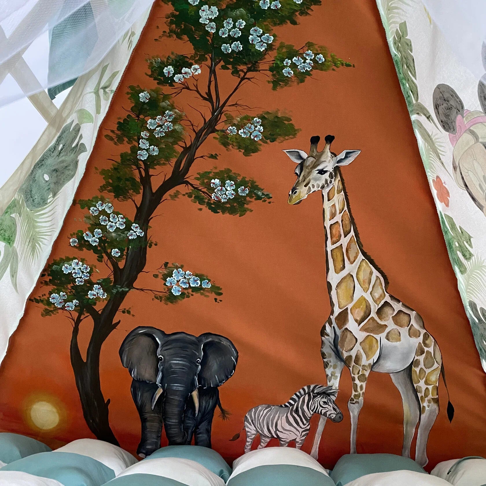 dettaglio teepee tenda bambini interno dipinta a mano animali safari  tramonto 