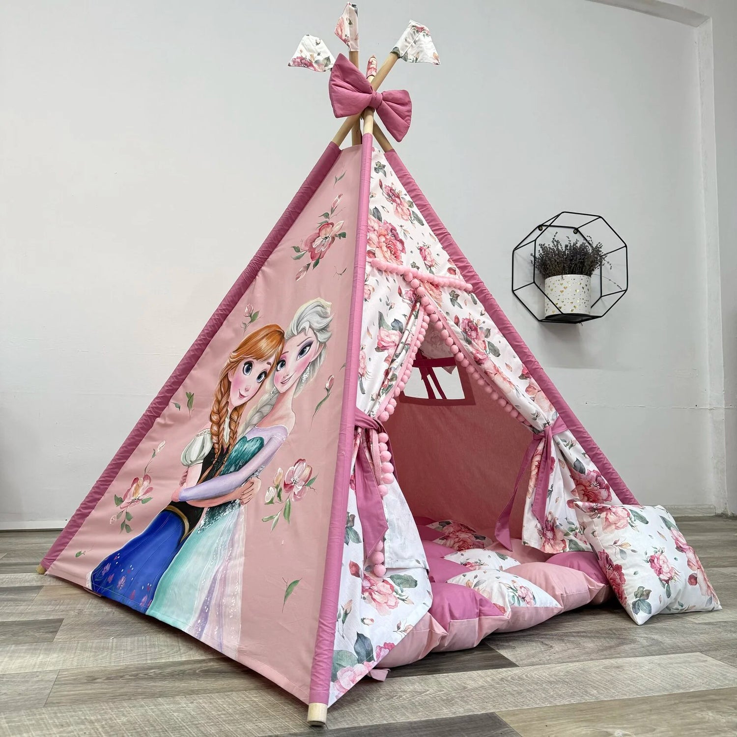 tenda teepee bambini pittura a mano floreale principesse rosa antico e pastello con pompon e fiocco    