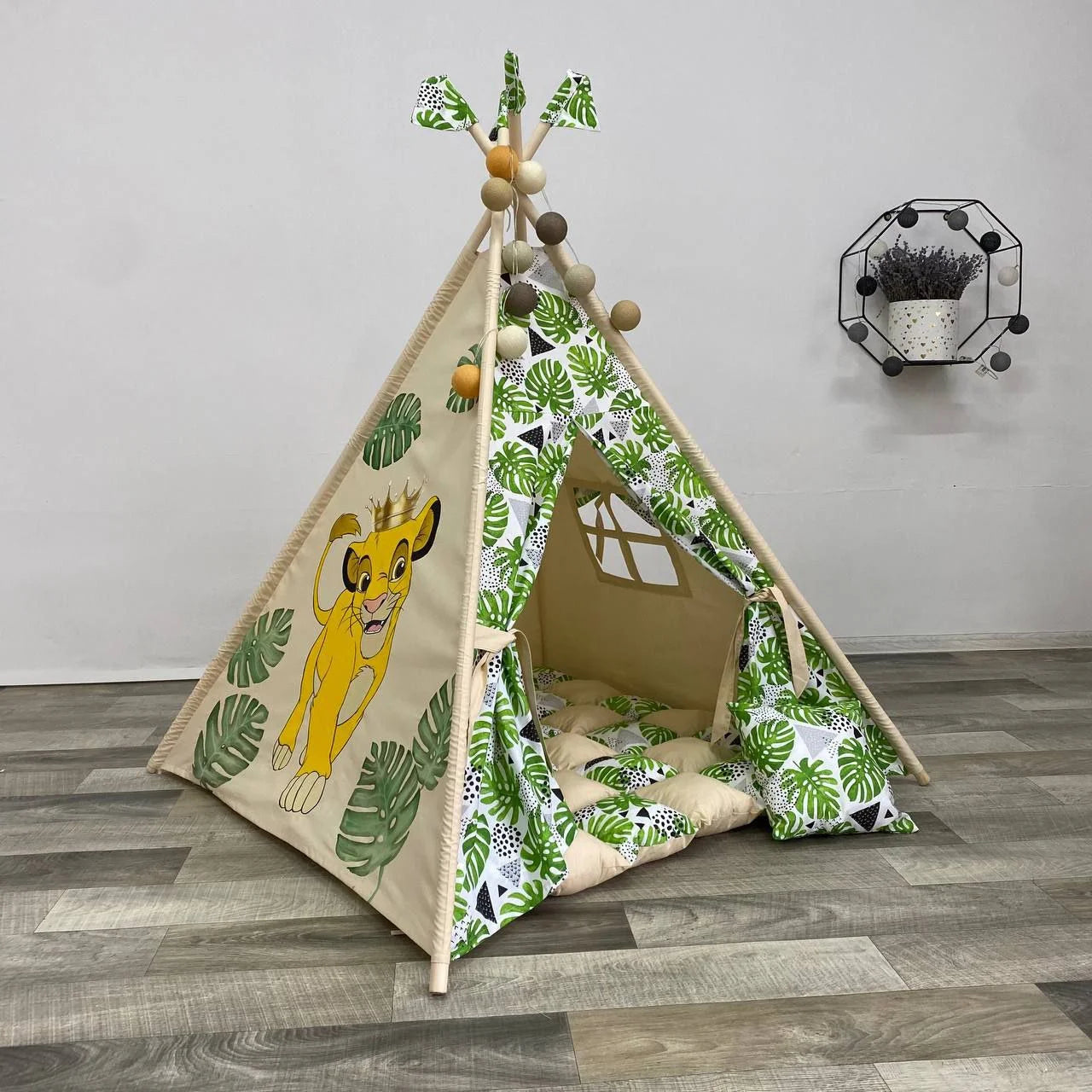 tenda teepee bambini cotone dipinta a mano tema leoncino savana personalizzata con nome tappeto imbottito struttura legno pieghevole cameretta