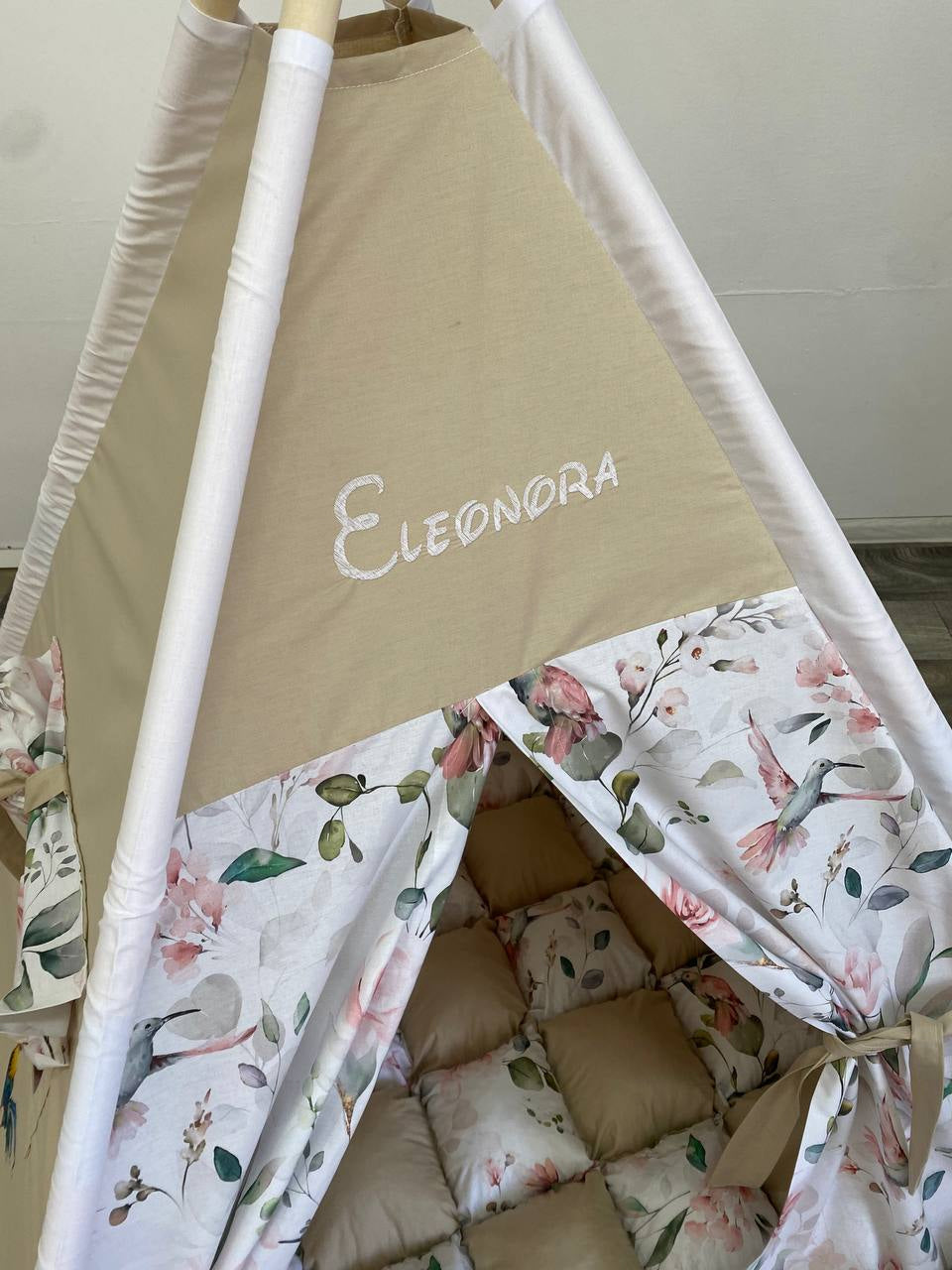 tenda teepee bambini artigianale nome ricamato, cotone beige sabia 