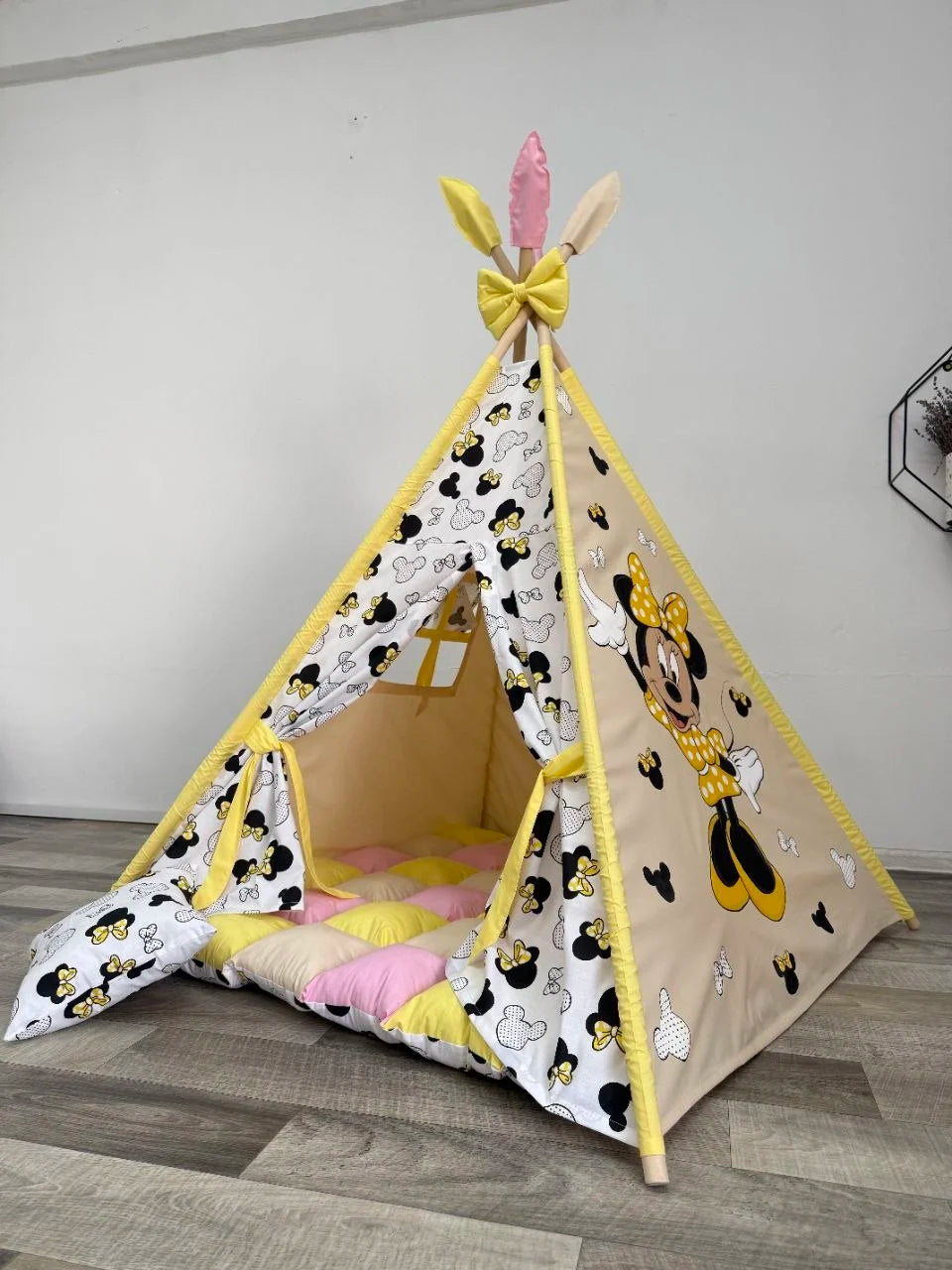 Tenda giochi rosa cotone dipinta a mano tema topolina gioallo fiocco, personalizzata con nome, materassino imbottito, cuscino e pali pieghevoli inclusi