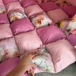 Interno tenda teepee bambini con tappeto rosa antico e pastello a scacchi, decorazioni floreali 