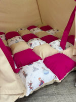 Interno tenda teepee bambini tappeto trapuntato fucsia beige bianco con personaggi di fiaba innevata 