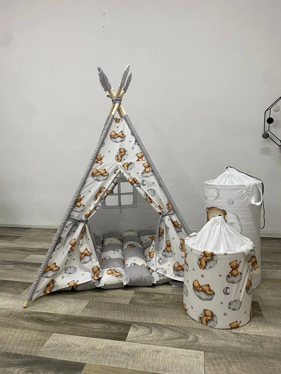 tenda teepee bambini grigio bianco orsetti tappetto a scacchi r cestoni coordinati 