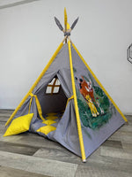 Tenda teepee bambini in cotone con disegno dipinto a mano a tema savana, animali e avventura, struttura in legno naturale e tappeto imbottito, tenda gioco per cameretta personalizzata.