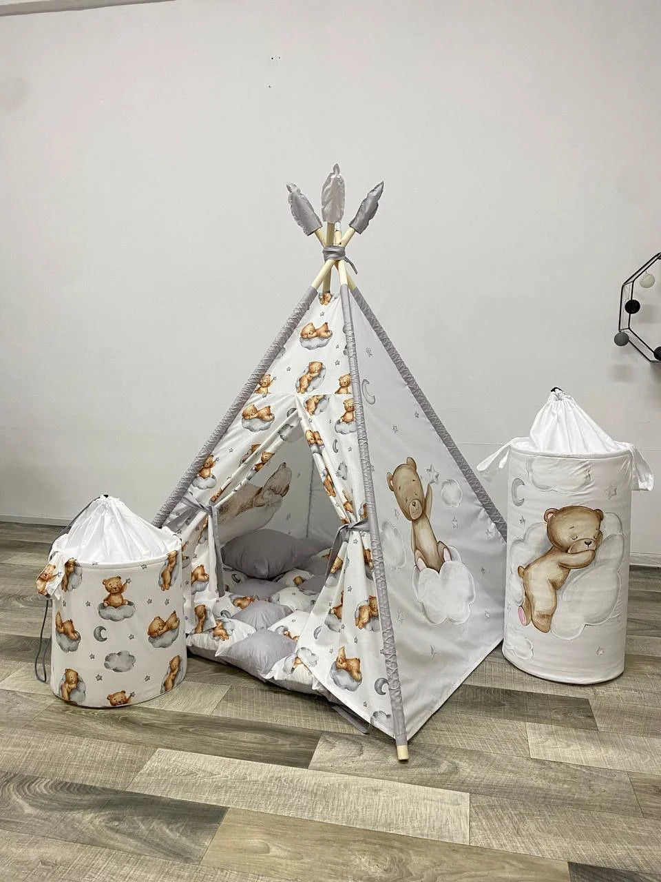 Tenda teepee bambini bianco grigio con orsetto sulle nuvole, tappeto, cuscino e cestini decorativi