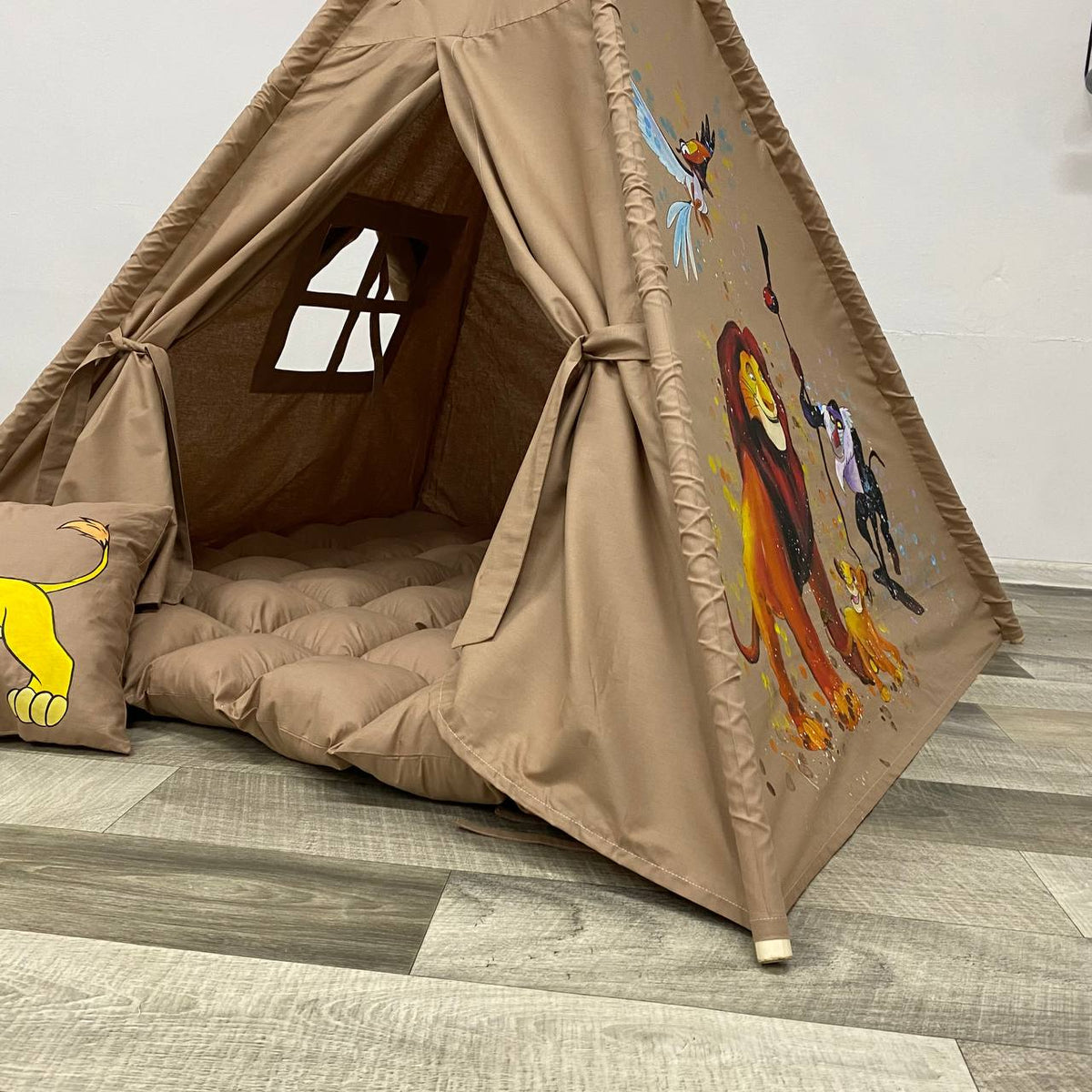 interno tenda teepee bambini tortora con pittura a mano Simba e mufasa 