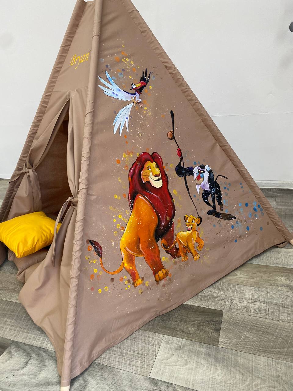 dettaglio dipinto a mano re leone su tenda teepee bambini tortora  