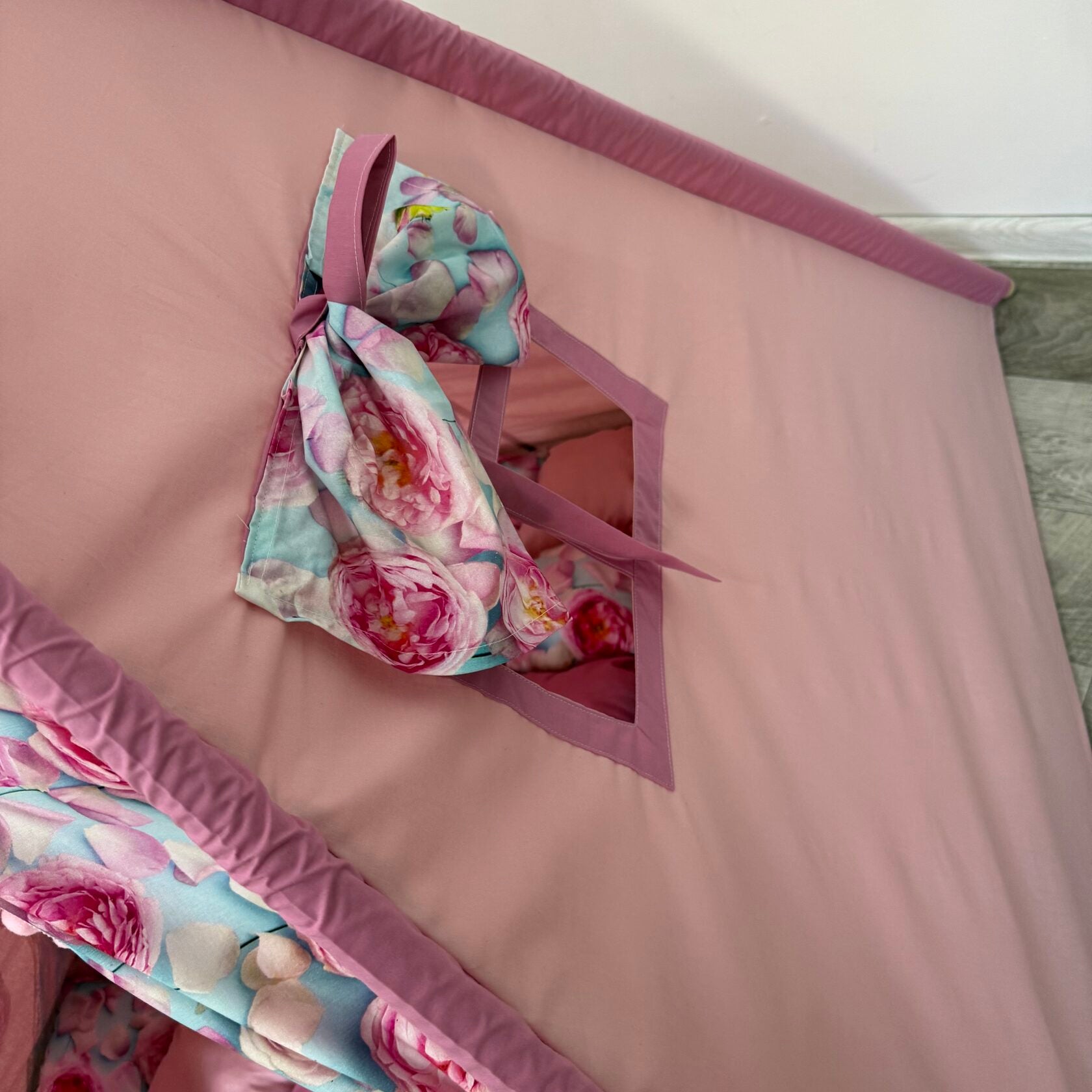 Tenda teepee bambini vista laterale con finestrina rosa antico  e decorazioni su tessuto con dettagli funzionali