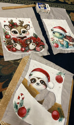 Tessuti per calze di Natale dipinti a mano con illustrazioni di una renna, una tartaruga natalizia e un tenero bradipo.