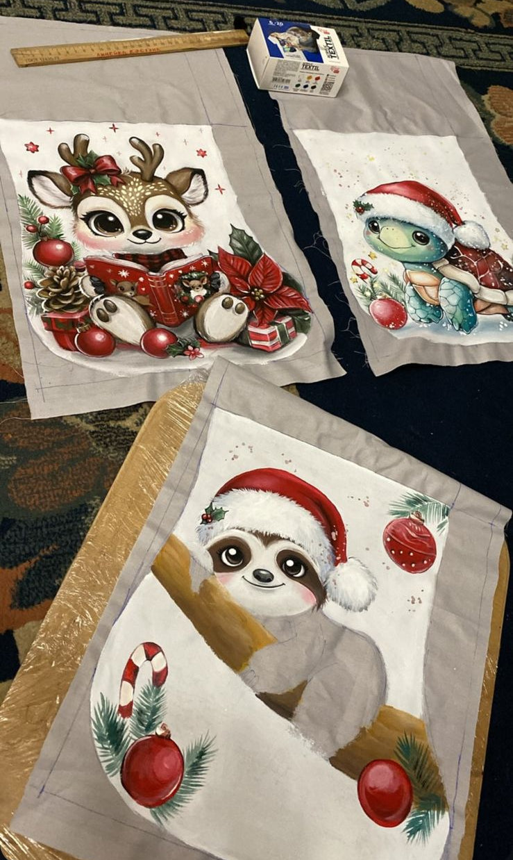 Tessuti per calze di Natale dipinti a mano con illustrazioni di una renna, una tartaruga natalizia e un tenero bradipo.