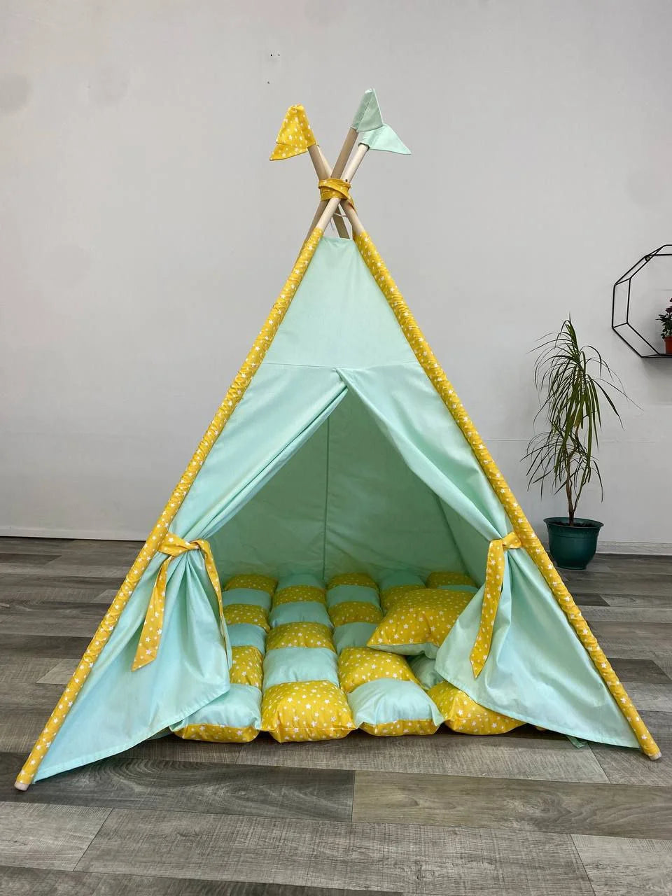 Tenda giochi bambini cotone verde menta e giallo dipinta a mano tema piccolo principe personalizzata con nome, tappeto imbottito cuscino e pali pieghevoli inclusi
