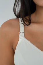 Primo piano gancio one-hand reggiseno gravidanza Soft&Lace panna, bretella bianca con pizzo, apertura rapida allattamento
