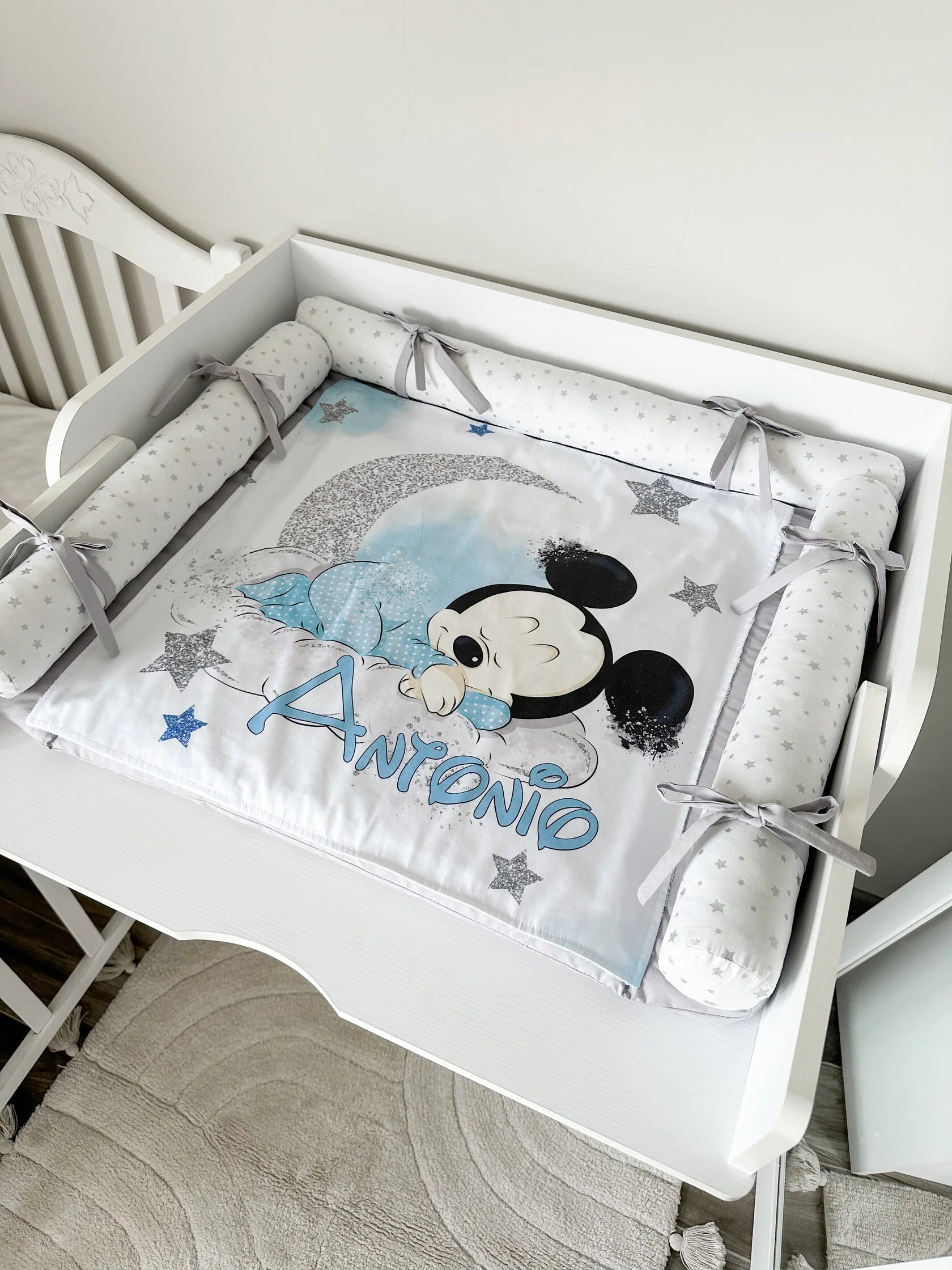 Materassino fasciatoio neonato con rulli paracolpi fantasia Mickey Mouse stelle grigio, impermeabile fatto a mano su misura. Cambio pannolino neonato.