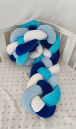 Treccia paracolpi a 4 fili blu e turchese arrotolata, usabile anche come cuscino decorativo