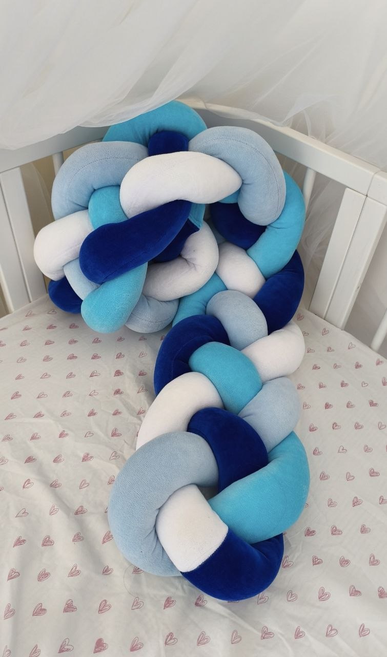 Treccia paracolpi a 4 fili blu e turchese arrotolata, usabile anche come cuscino decorativo