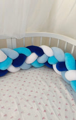 Dettaglio dell'intreccio a 4 fili della treccia paracolpi in velluto blu royal, turchese, azzurro e bianco