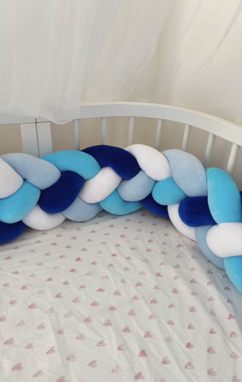 Dettaglio dell'intreccio a 4 fili della treccia paracolpi in velluto blu royal, turchese, azzurro e bianco