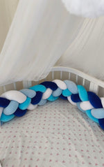 Treccia paracolpi a 4 fili blu, turchese, azzurro e bianco alta 20-22 cm su lettino ovale con baldacchino in tulle
