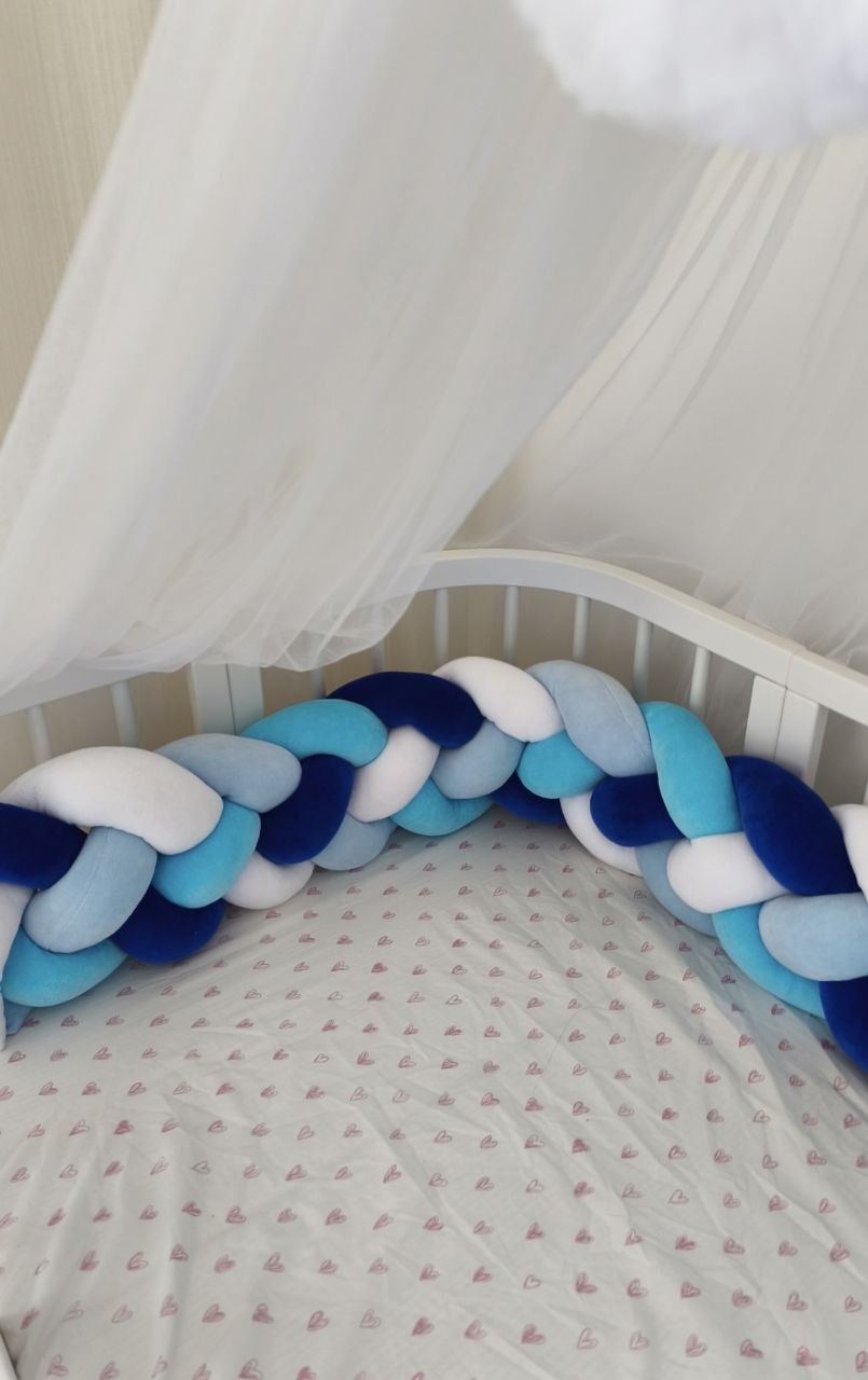 Treccia paracolpi a 4 fili blu, turchese, azzurro e bianco alta 20-22 cm su lettino ovale con baldacchino in tulle