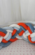 Dettaglio dell'intreccio a 8 fili della treccia paracolpi in velluto arancio, blu, azzurro e bianco