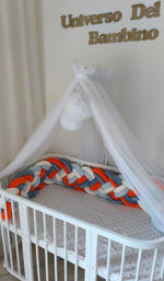 Lettino ovale con treccia paracolpi a 8 fili arancio, blu, azzurro e bianco alta 30-32 cm e baldacchino in tulle bianco