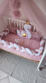 Set lettino neonata rosa antico con paracolpi treccia, cuscino cigno corona dorata, stelle in velluto