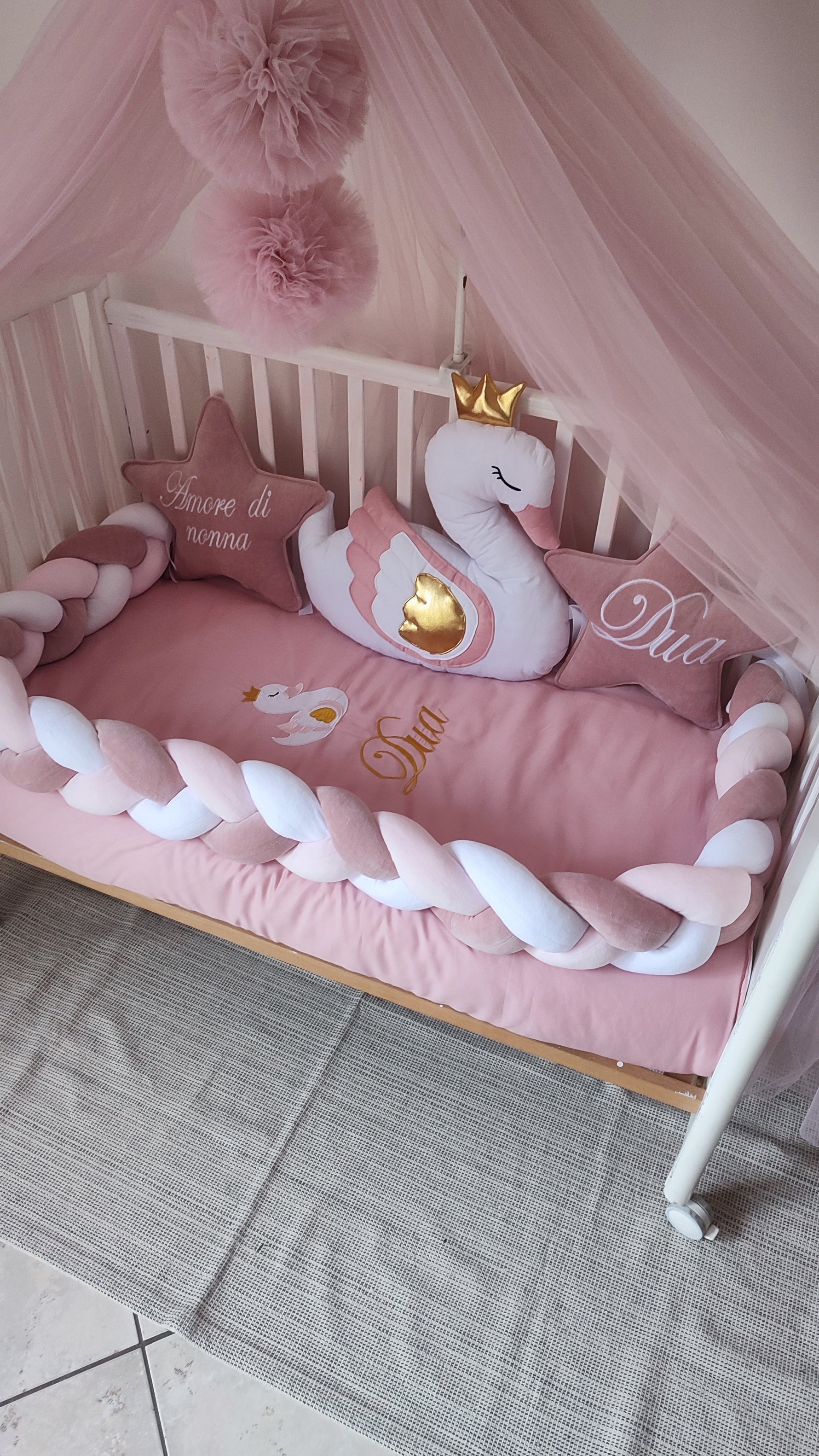 Set lettino neonata rosa antico con paracolpi treccia, cuscino cigno corona dorata, stelle in velluto