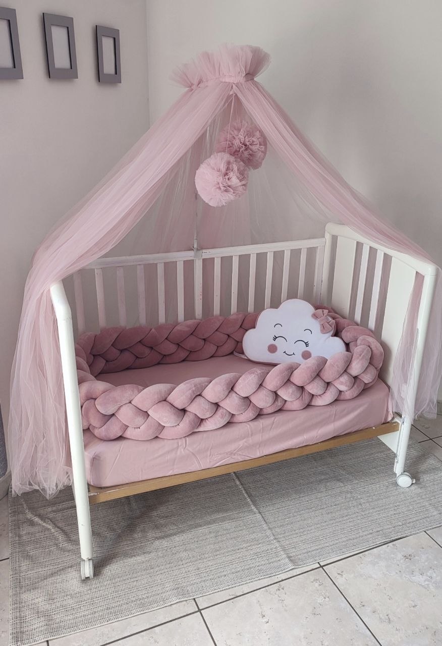 Treccia paracolpi a 4 fili in velluto rosa antico, alta 20-22 cm, montata su lettino bianco con velo baldacchino