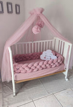 Treccia paracolpi a 4 fili in velluto rosa antico, alta 20-22 cm, montata su lettino bianco con velo baldacchino
