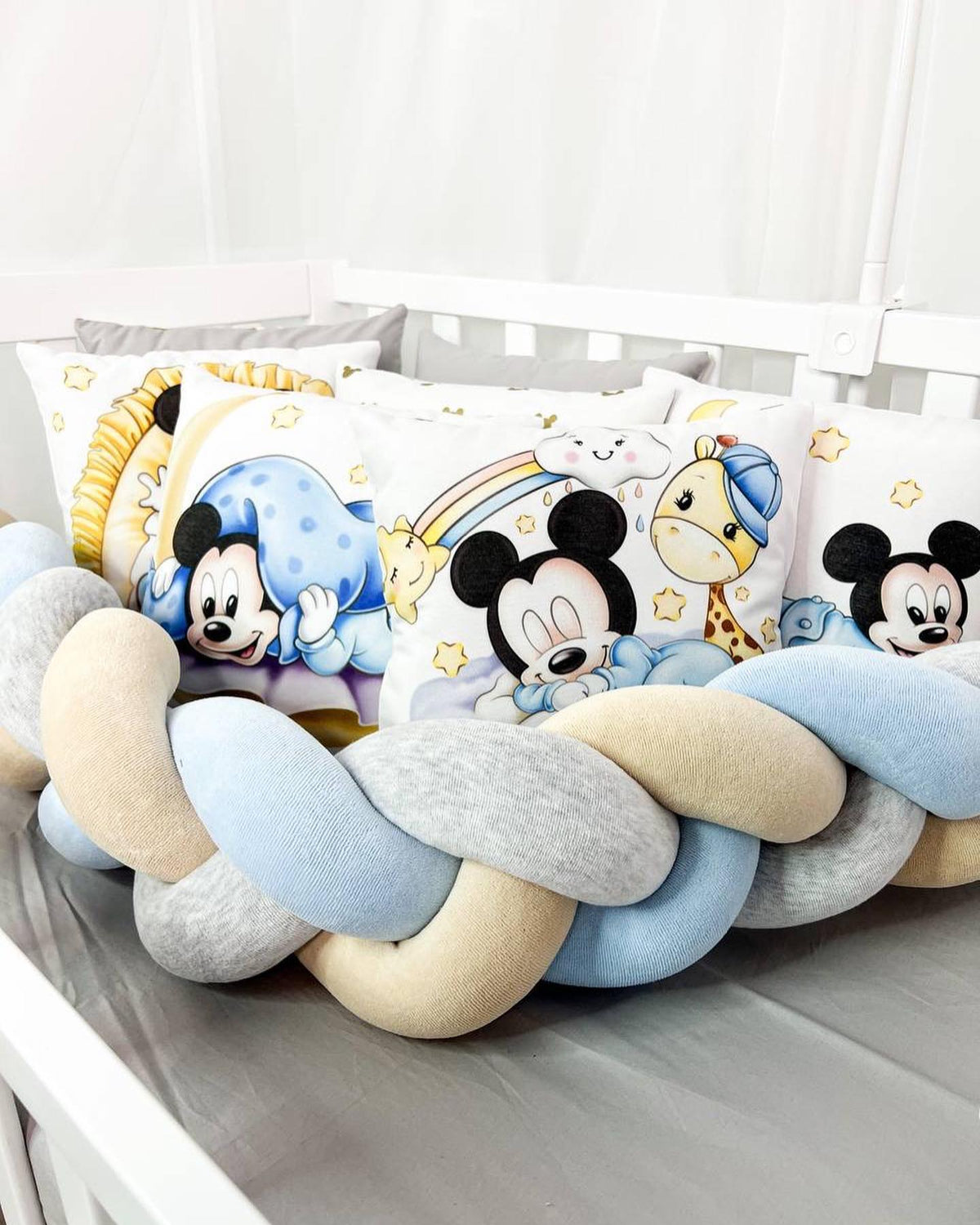 Treccia paracolpi azzurro beige grigio con cuscini baby topolino, arcobaleno e giraffa, corredino lettino
