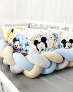 Treccia paracolpi azzurro beige grigio con cuscini baby topolino, arcobaleno e giraffa, corredino lettino
