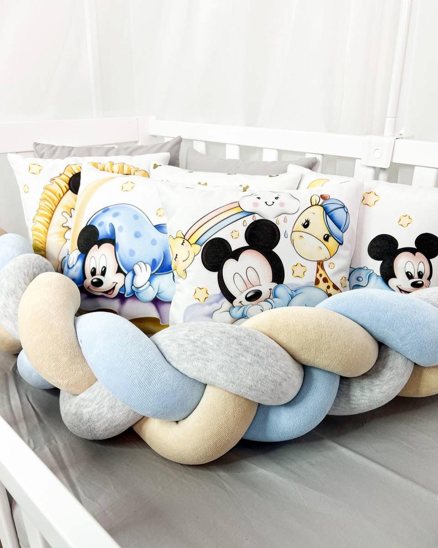 Treccia paracolpi azzurro beige grigio con cuscini baby topolino, arcobaleno e giraffa, corredino lettino