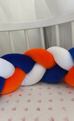 Treccia paracolpi blu royal, arancione e bianco montata lungo le sponde del lettino