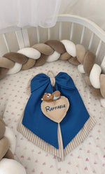 Fiocco nascita blu con cuore personalizzato con nome Raffaele e orsetto, dentro un lettino ovale con treccia paracolpi cappuccino, tortora e bianco