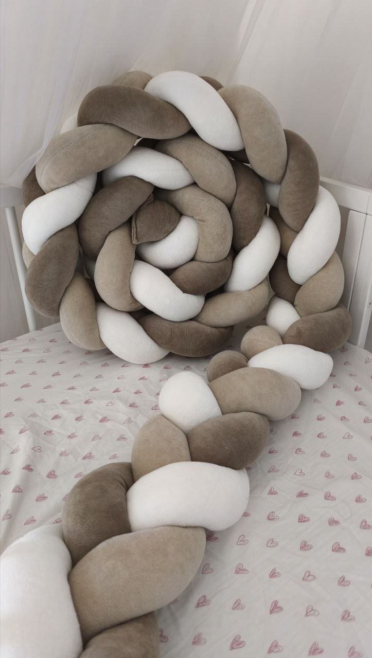 Treccia paracolpi a 3 fili cappuccino, tortora e bianco in velluto, avvolta dentro un lettino ovale bianco con lenzuolino a cuori