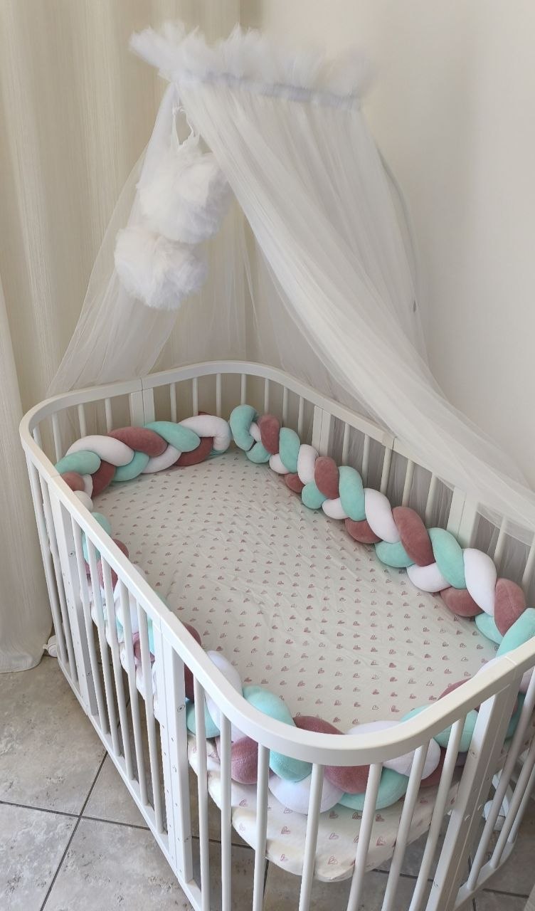Lettino ovale con treccia paracolpi menta, rosa antico e bianco e velo baldacchino bianco