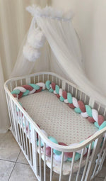Lettino ovale con treccia paracolpi menta, rosa antico e bianco e velo baldacchino bianco