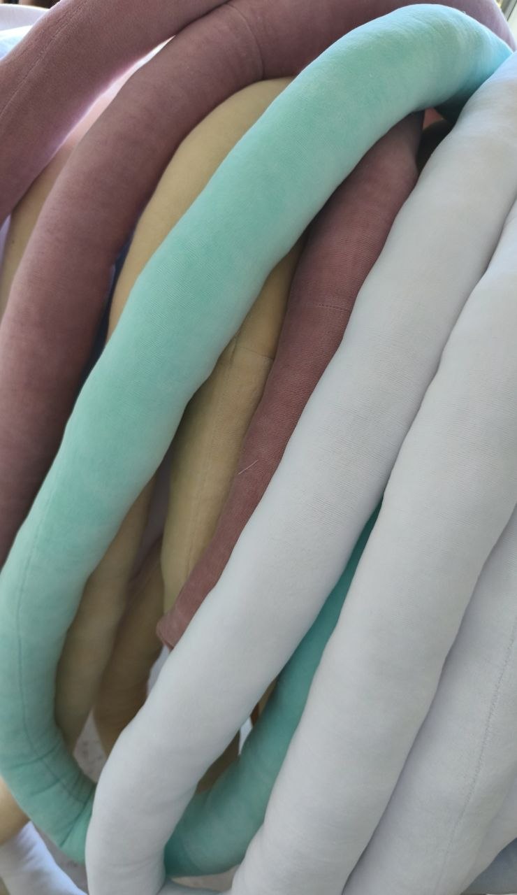 Fili imbottiti in velluto menta, rosa antico e bianco usati per realizzare la treccia paracolpi