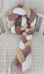 Treccia paracolpi a 3 fili rosa antico, beige classico e bianco in velluto, avvolta dentro un lettino ovale bianco con lenzuolino a cuori