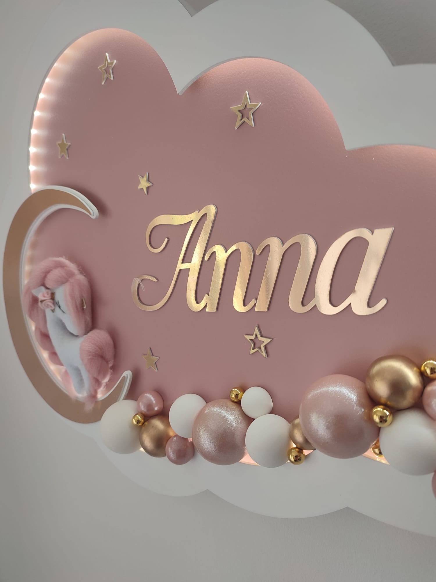Scritta nome bimba oro su nuvola led rosa, unicorno criniera rosa e perline metalliche